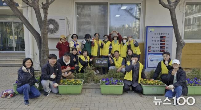 안양시 동안치매안심센터, 치매 환자와 함께하는 ‘나눔꽃밭’ 가꿨다