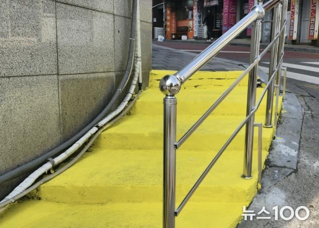 수원시 팔달구 우만1동 주민자치회, 주민참여예산으로 빙판길 사고 예방을 위한 '안전난간 설치 공사' 추진