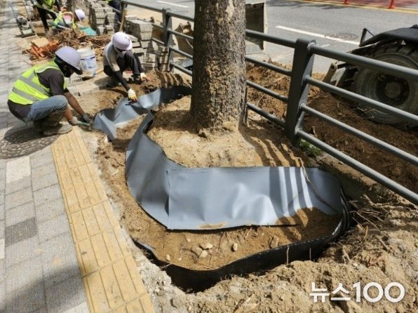 방근시트를 설치해 정비하는 모습