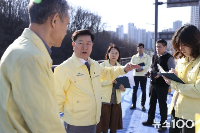 박승원 광명시장이 지난 13일 충훈대교를 방문해 안전 관리에 만전을 가해줄 것을 당부하고 있다.