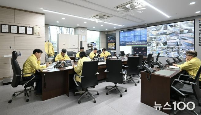 3월 26일 시흥시청 재난상황실에서 산불관련 상황판단회의가 열리고 있다