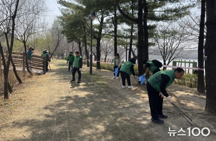 수원시 장안구 새마을 가족, 축제 앞두고 만석공원 정화 활동 추진