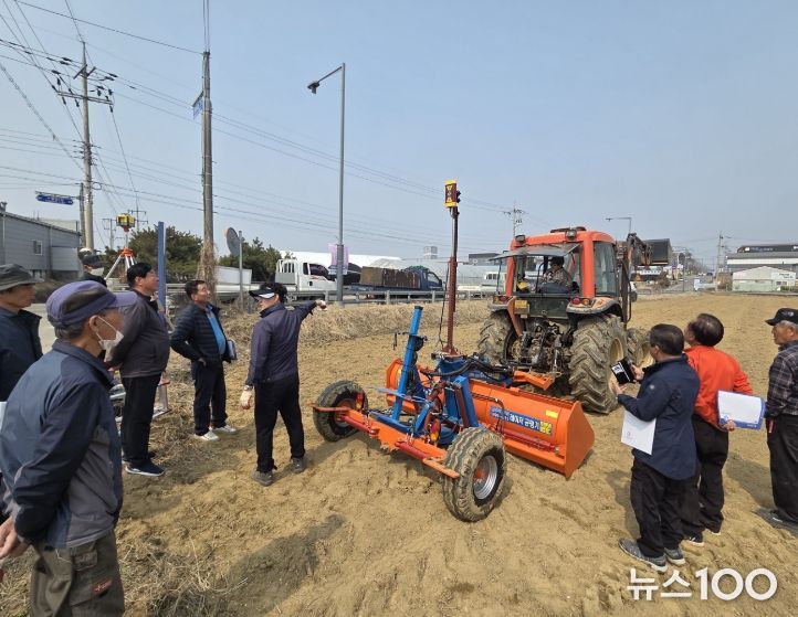 평택시 서탄면 농촌지도자회, 논 레이저 균평기 시연회 개최