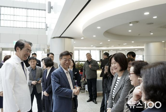 신상진 성남시장이 31일 성남시의료원을 방문해 내방 환자와 가족들을 만나 이야기 나누고 있다.