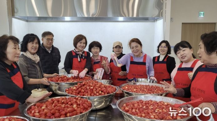 수원시 권선구 서둔동에 찾아온 달콤한 봄, 주민과 함께한 '딸기마을 딸기청 만들기'