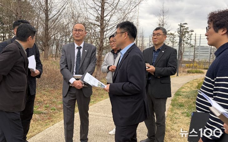 황국환 동탄구청장이 현장을 방문하여 동탄호수공원 인근 주차환경 개선 방안을 점검하고 있다
