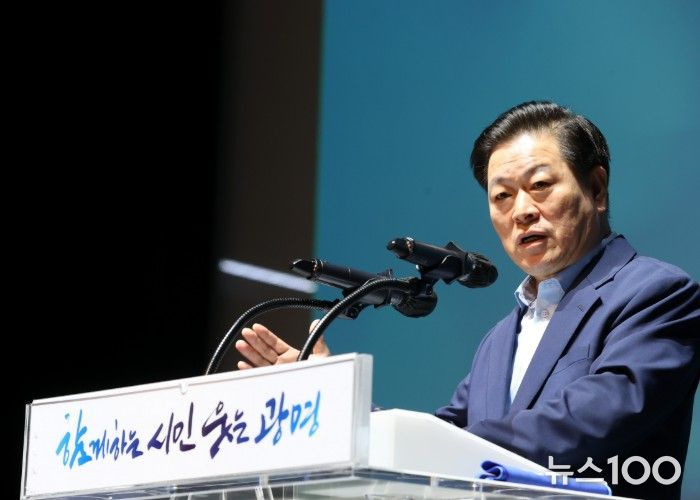 박승원 광명시장이 1일 오전 광명시민회관에서 열린 '직원 소통의 날'에 참석해 공직자들을 격려하고 있다.