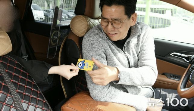 한 시민이 부천페이로 개인택시 요금을 결제하고 있다.