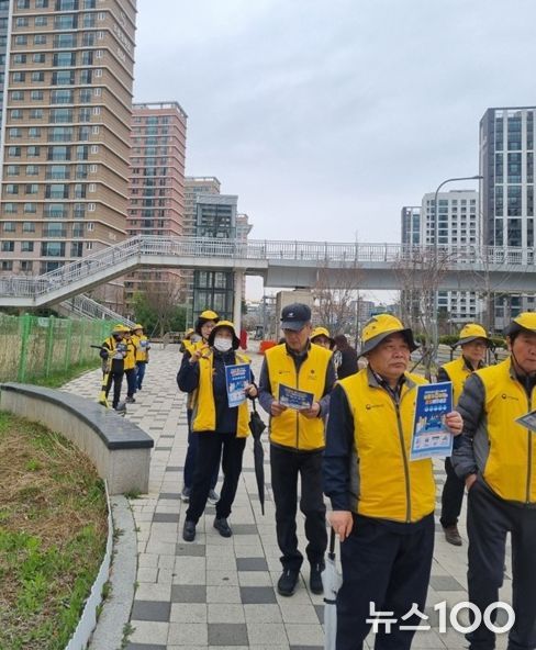 파주시 운정6동 실버경찰대봉사단, 에너지 절약 실천을 위한 거리 홍보 전개