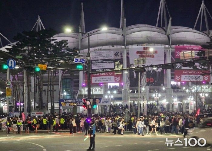 ‘BTS 월드투어 아리랑 인 고양‘ 종료 후 관객들이 순차적으로 퇴장하고 있다.