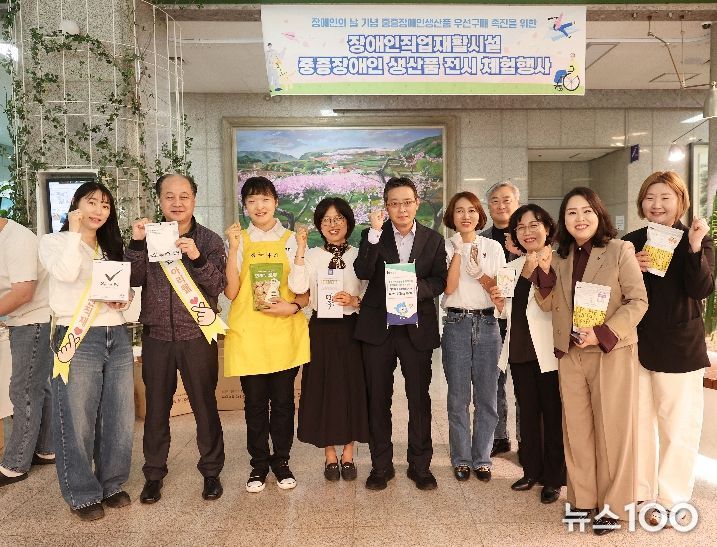 남동경 권한대행이 시설장 및 근로자들과 함께 기념 촬영을 하고 있다.