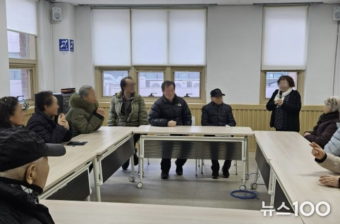 시민들이 부천시장애인회관에 설치된 텔레코일존을 이용하고 있다.