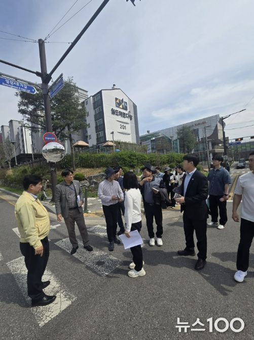 병점구청장을 비롯한 관계 공무원들이 ‘로드아이(RDAI)’ 활동의 일환으로 현장 점검을 실시하고 있다